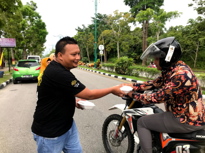 Rayakan HUT KPPG, DPD Golkar dan KPPG Siak Bagikan Sarapan Untuk Masyarakat